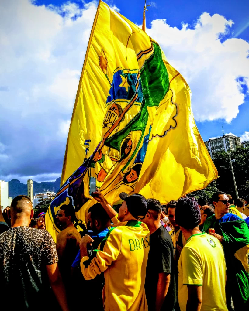 football_supportes_before_match_at_maracana-819x1024