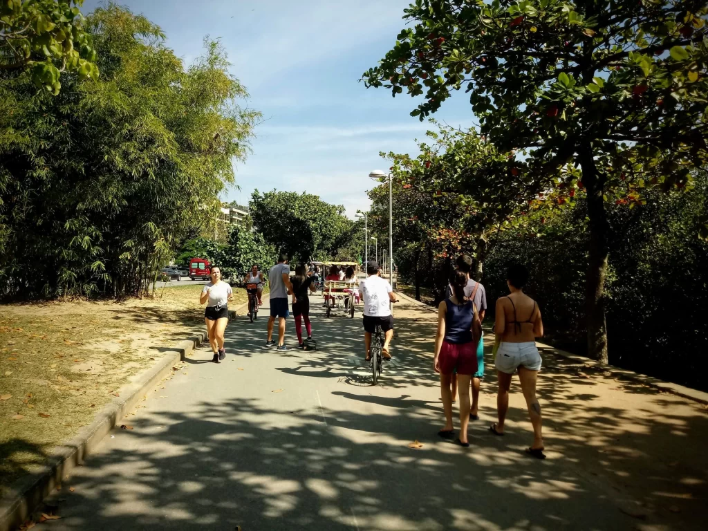 people_walking_around_rodrigo_de_freitas_lagoon_rio-1024x768