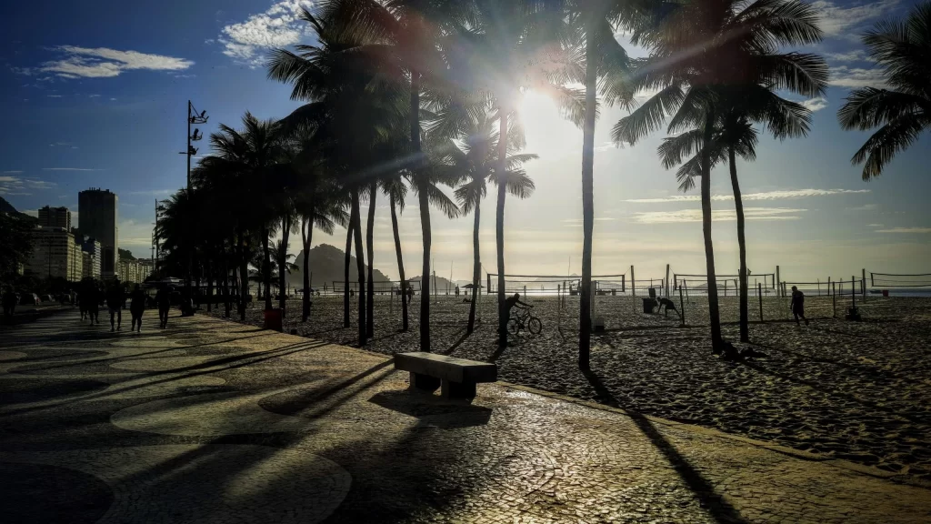 avenida_atlantica_leme_early_morning_67-1024x576