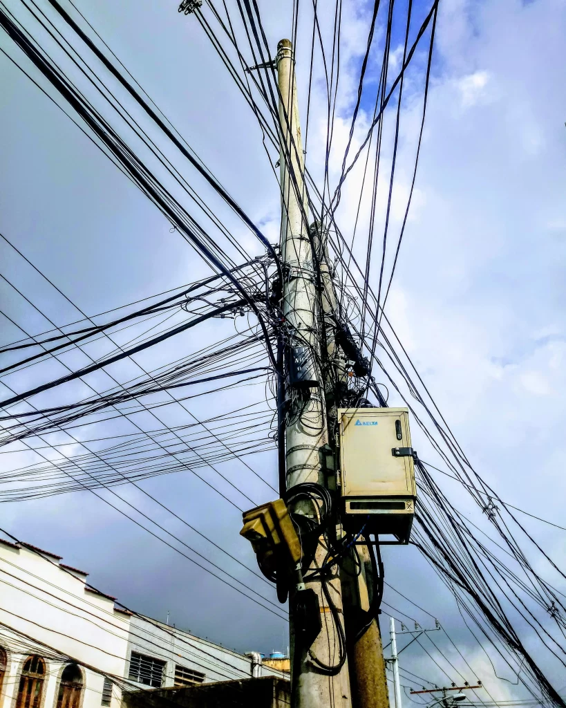lammpost_with_a_blue_sky_in_the_north_zone_of_rio-819x1024