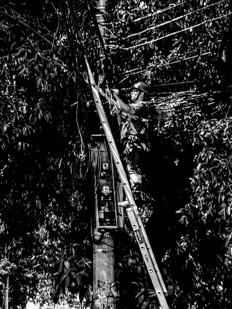 man_working_outdoors_in_benfica_rio-768x1024