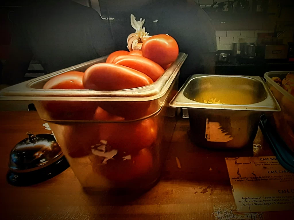 tomatoes_in_a_delicatessen_in_leme_02-1024x768
