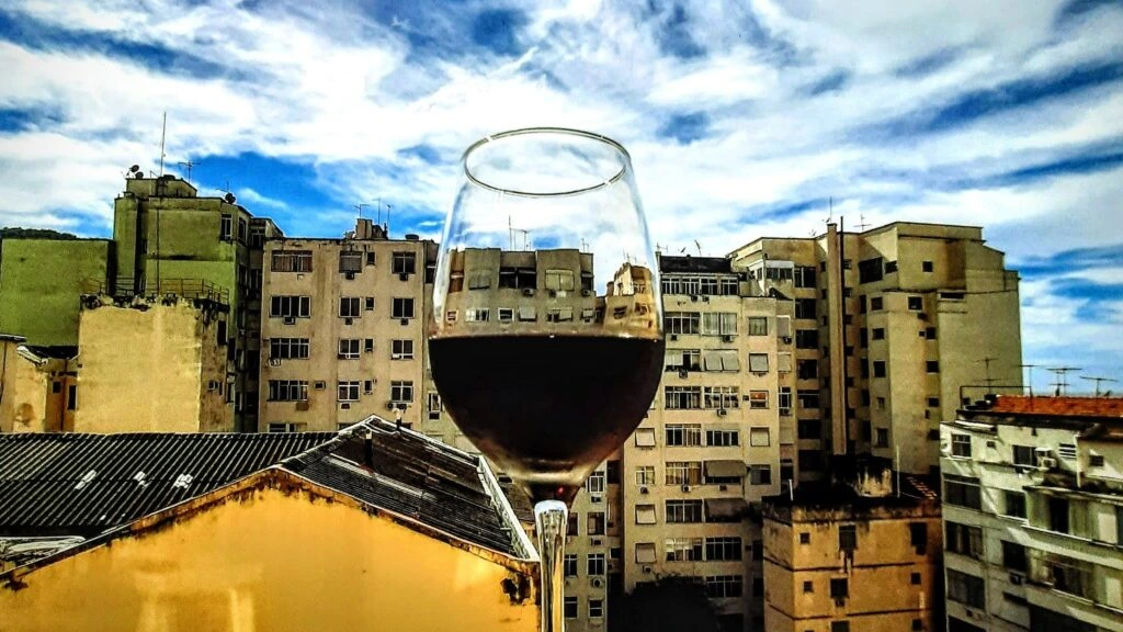 wine_on_the_windowsil_in_copacabana_02