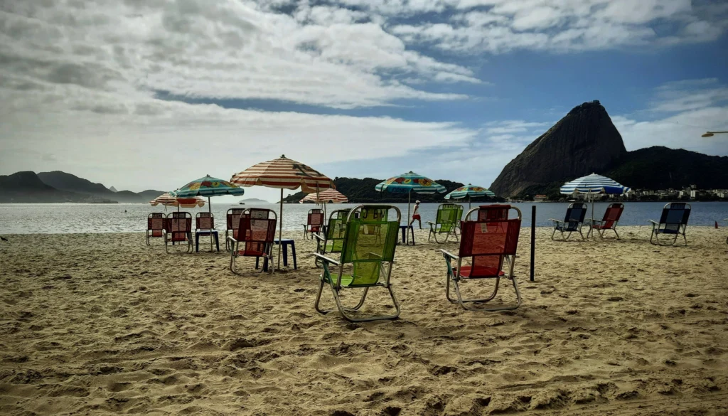 deck_chairs_on_flamengo_beach_with_sugar_loaf_rio-1024x585