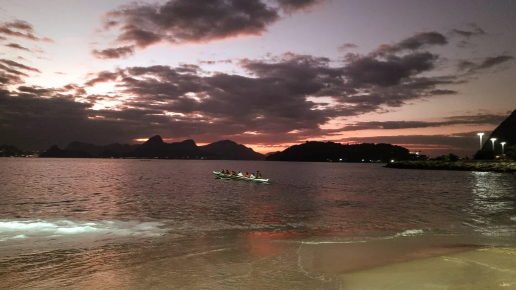 haviaian_kayakers_at_flamengo_beach_early_morning_03-1024x576