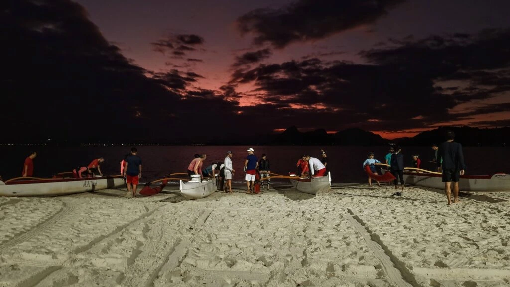 haviaian_kayakers_at_flamengo_beach_early_morning_06