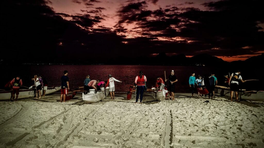 hawaiian_kayakers_and_kayaks_atFlamengo_beach_early_morning