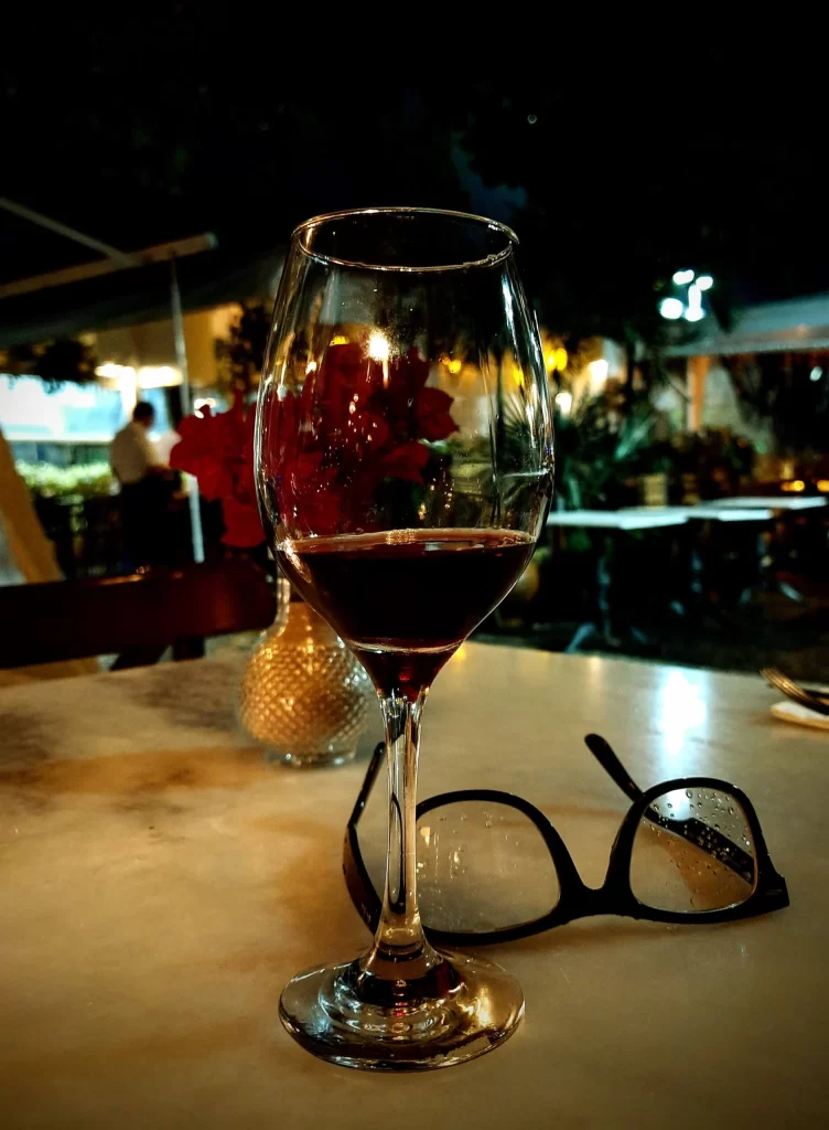 glass_of_wine_at_pizzeria_in_leme-752x1024-1