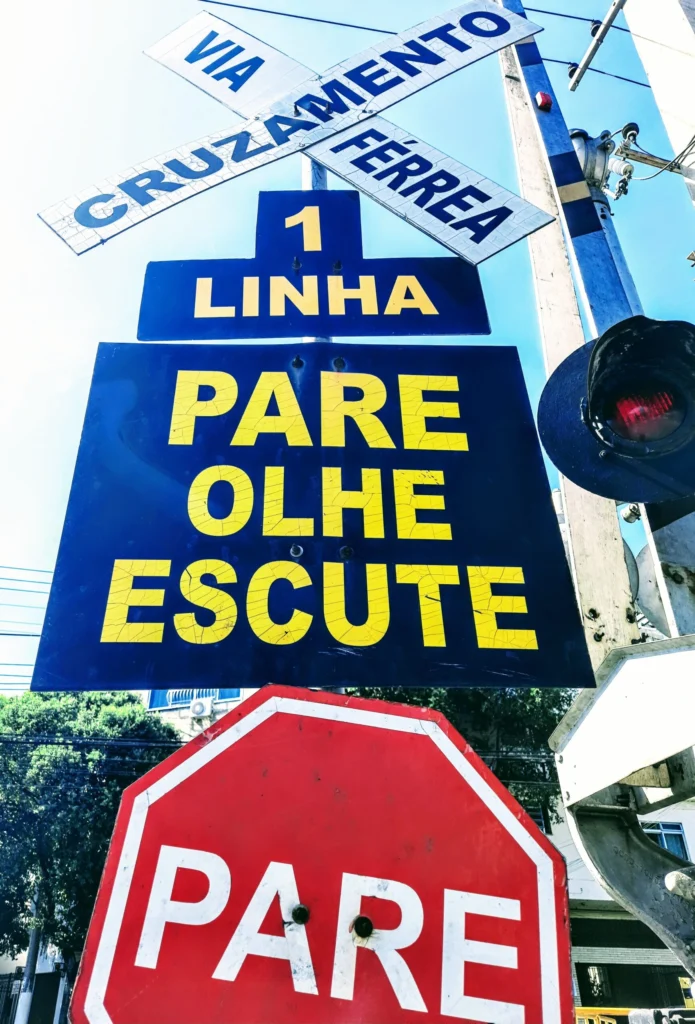railway_signs_in_barra_do_pirai_rio-695x1024