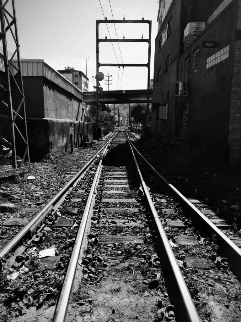 railway_tracks_in_barra_do_pirai_rio-768x1024