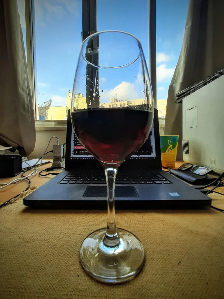 wine_and_home_office_copacabana_rio-768x1024