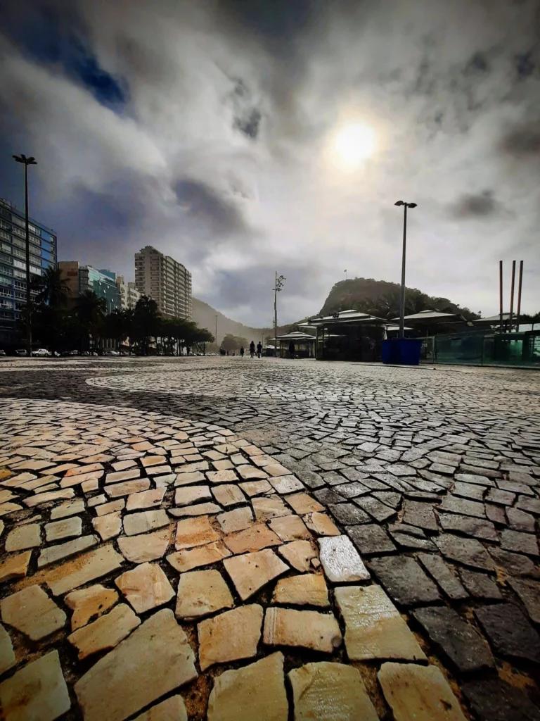 avenida_atlantica_leme_rio-768x1024