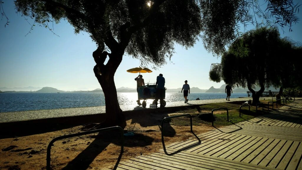 vendor_at_flamengo_beach_and_deck_rio_05