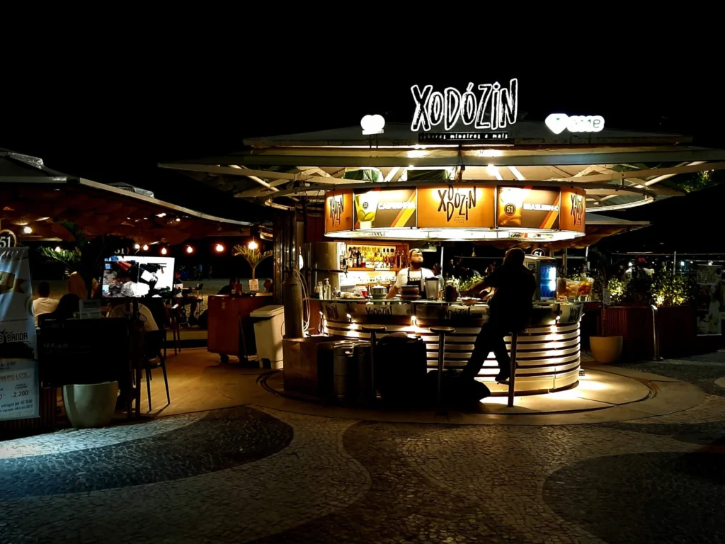 kiosk_in_front_of_the_beach_in_leme_rio-1024x768