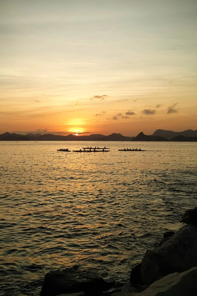 Kayakers_at-flamengo_beach_early_morning_rio-682x1024