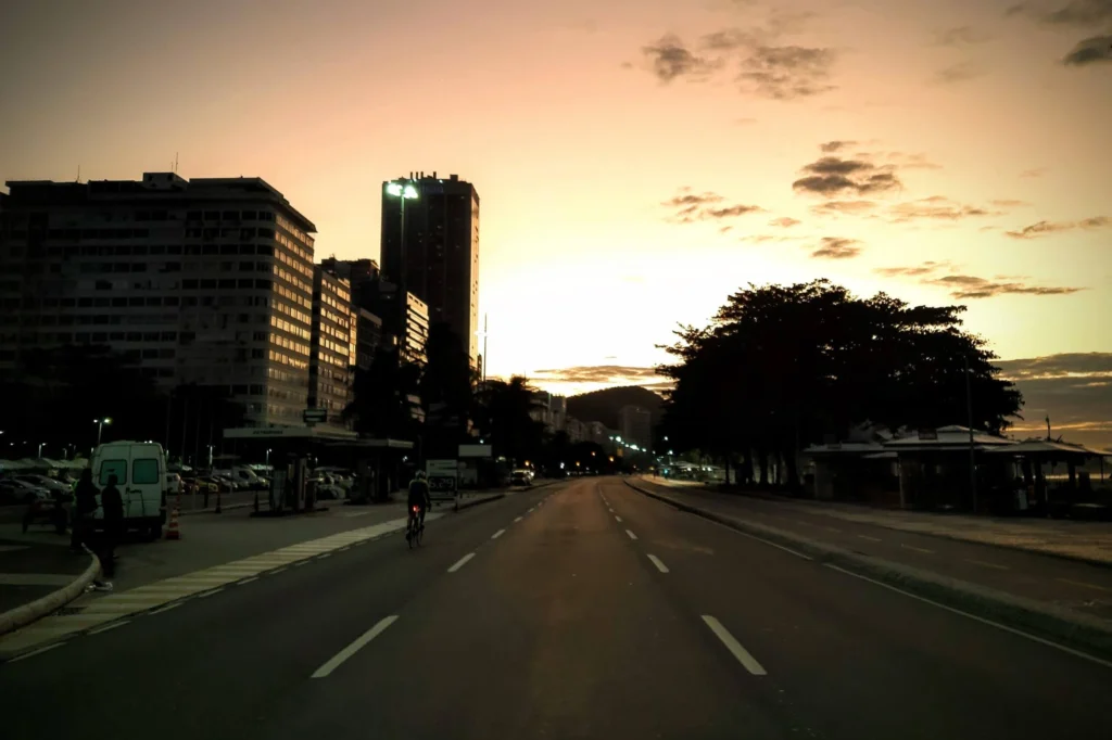 avenida_atlantica_and_copacabana_beach_early_morning_rio_03-1024x682