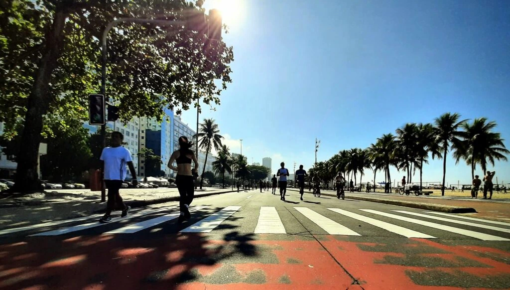 avenida_atlantica_on_a_sunday_copacabana_rio_76