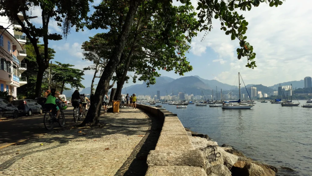 people_and_cyclists_enjoying_the_experience_at_mureta_da_urca_rio-1024x576