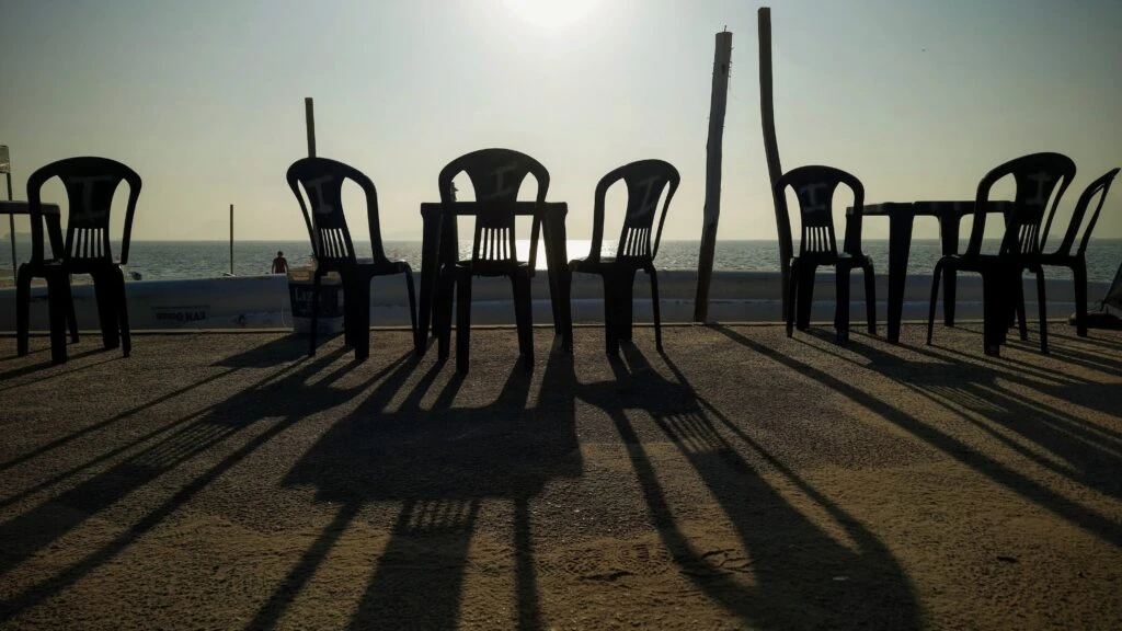 tables_and_chairs_in_front_of_flamengo_beach_rio_45
