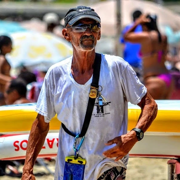 worker_at_flamengo_beach_rio
