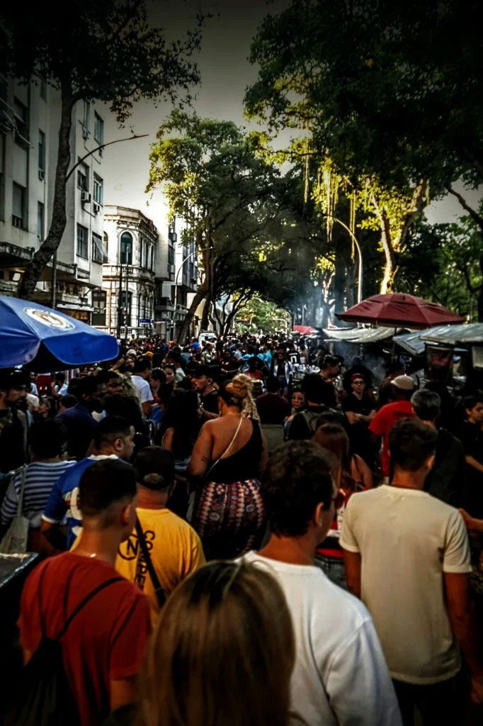 people_at_gloria_sunday_street_fair_rio_09-682x1024