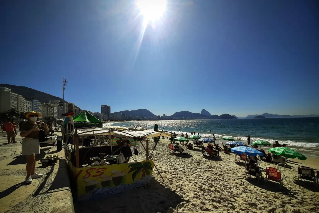 drinks_stall_at_posto_06_in_the_hot_sun_in_copacabana-1024x683