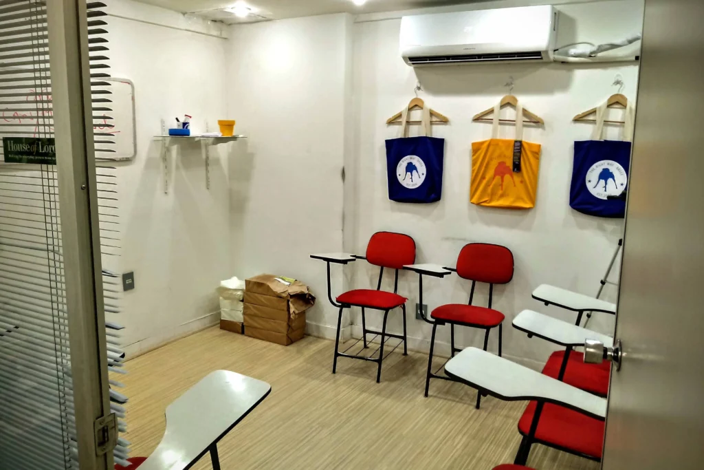 classroom_of_the_right_way_english_school_copacabana_rio_04-scaled