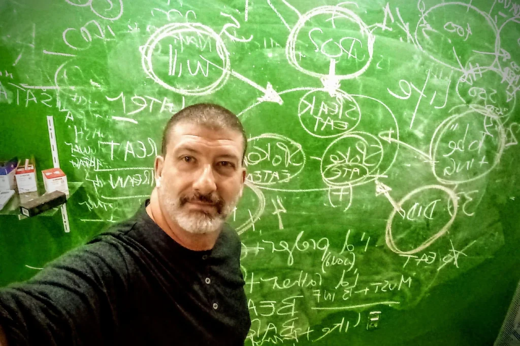 me_richard_in_the_classroom_of_the_right_way_english_school_copacabana_rio_03-1024x683