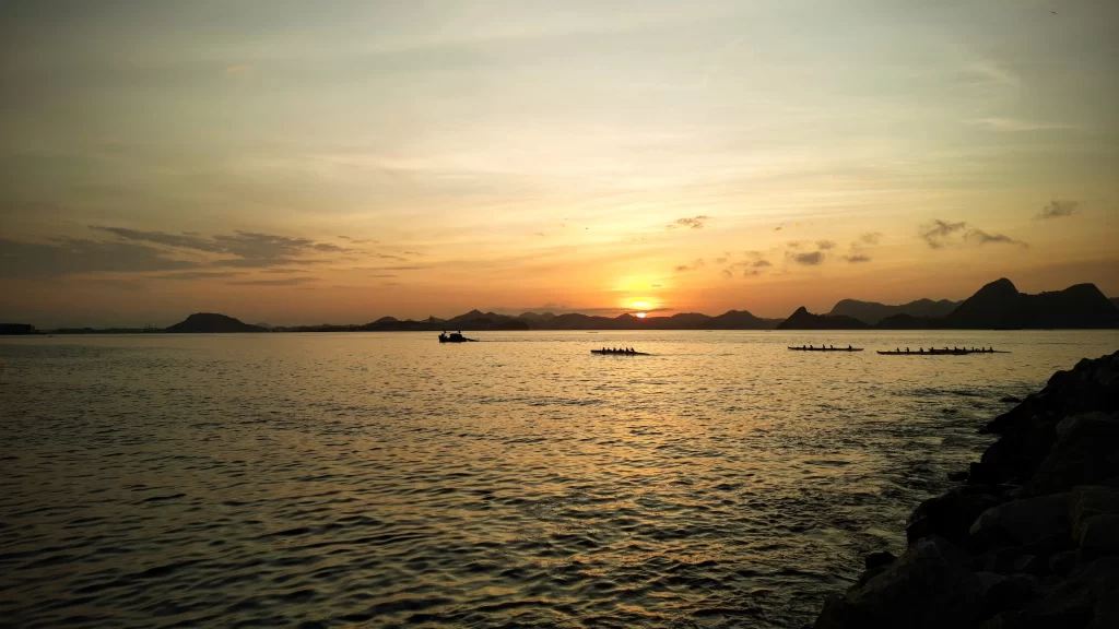 flamengo_beach_early-morning_with_hawaiian_canoers-1024x576
