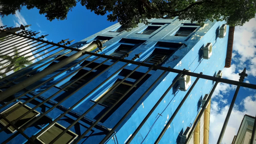 blue_house_near_central_do_brazil_train_station-1024x576
