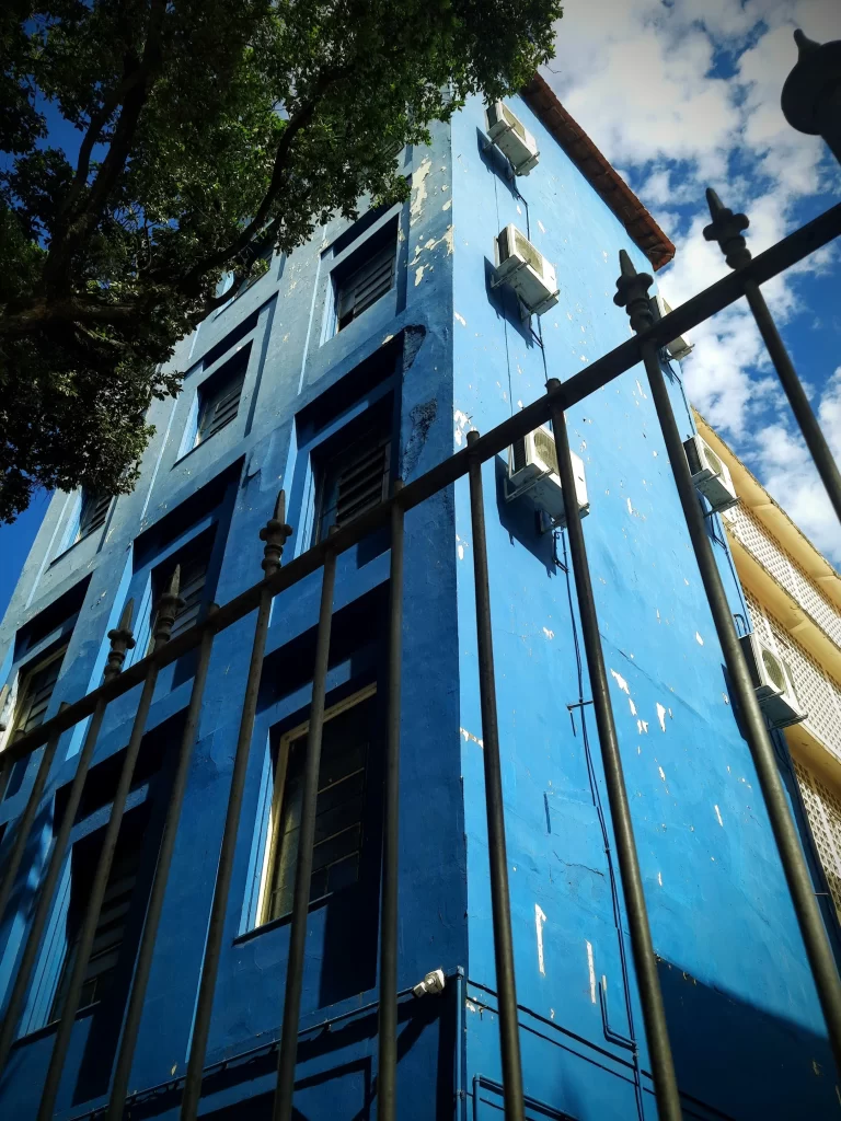 blue_house_near_central_do_brazil_train_station_02-768x1024
