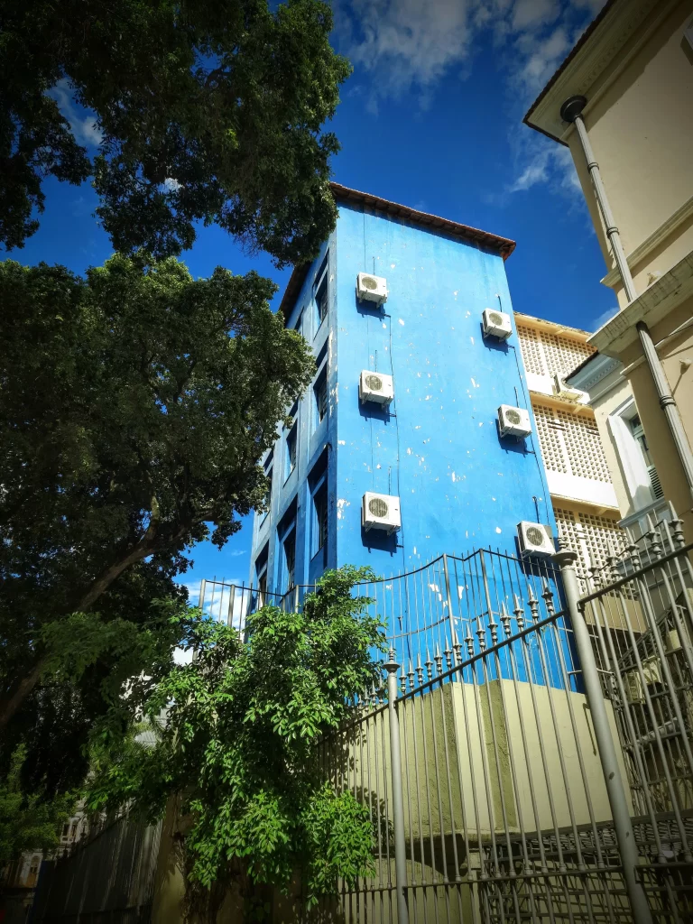 blue_house_near_central_do_brazil_train_station_03-768x1024