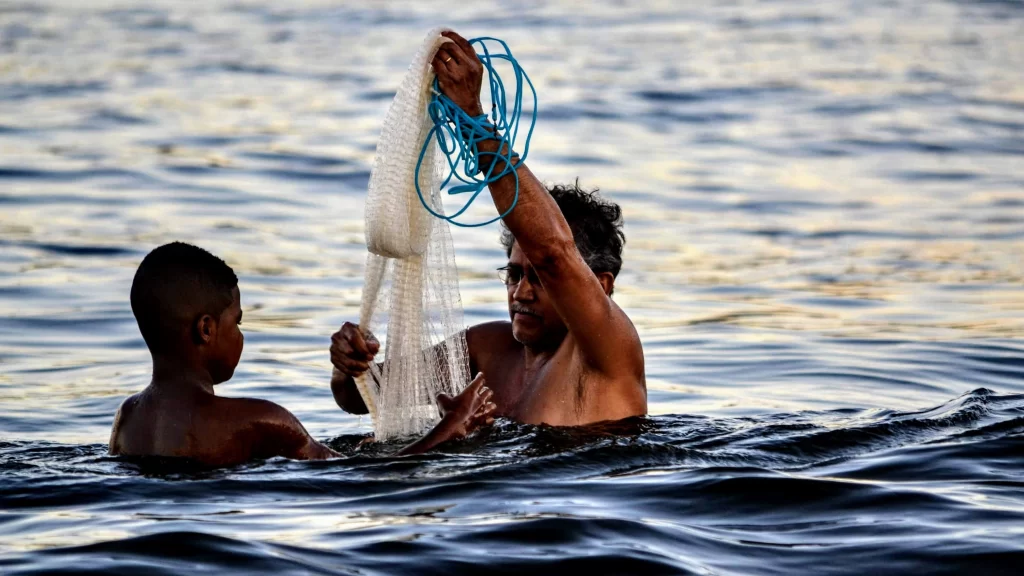 father_and-son_net_fishing_in_the_sea_at_flamengo_beach-1024x576