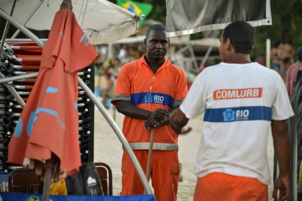 garis_street_cleaners_garbage_men_at_flamengo_beach-1024x683