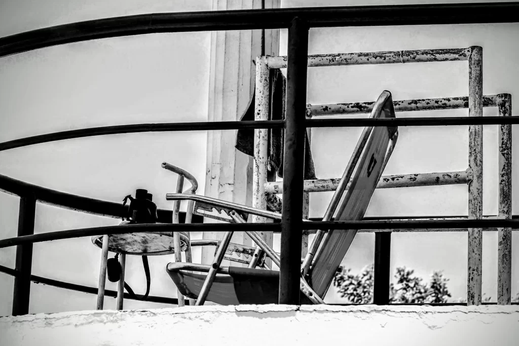 lifeguard_post_on_flamengo_beach_in_the_summer-1024x683