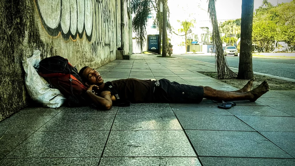 man_sleeping_in_the_street_in_the_port_area-1024x576