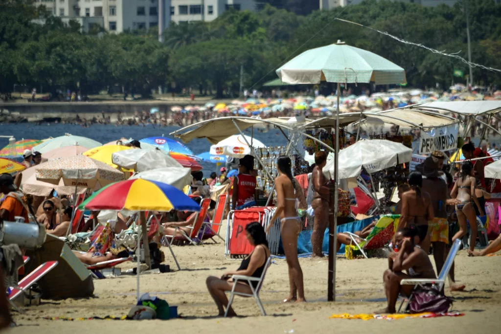 people_at_Flamengo_beach-1024x683