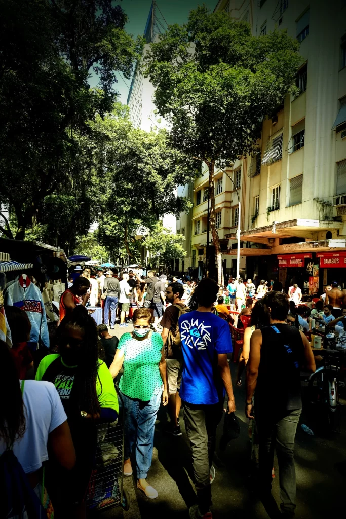 people_at_gloria_street_fair_on_a_sunday_05-683x1024