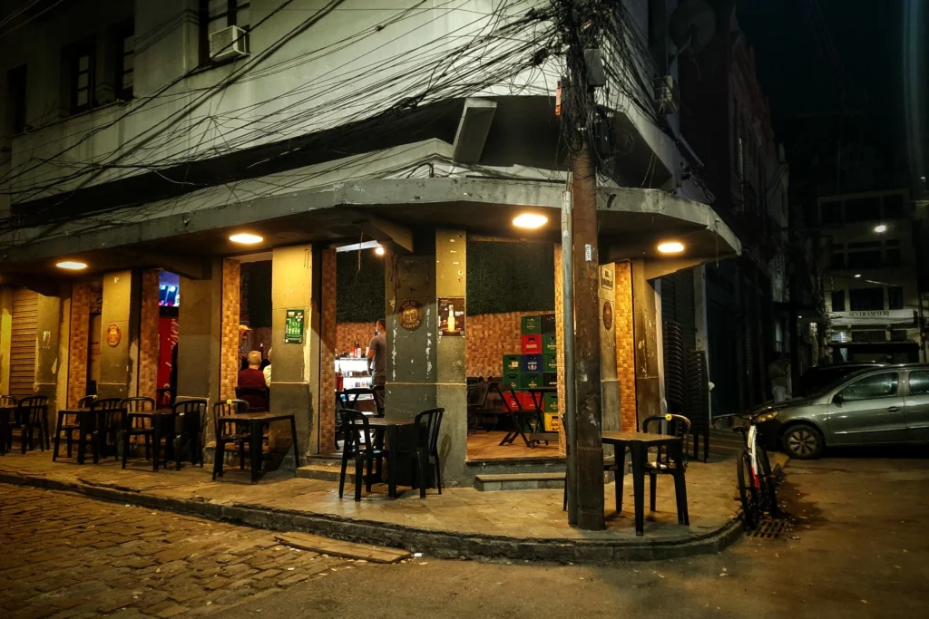 bar_at_night_at_praça_cel_assunçao_gamboa_rio_02