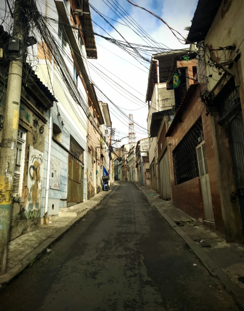 street_in_morro_do_providencia_rio_05-806x1024