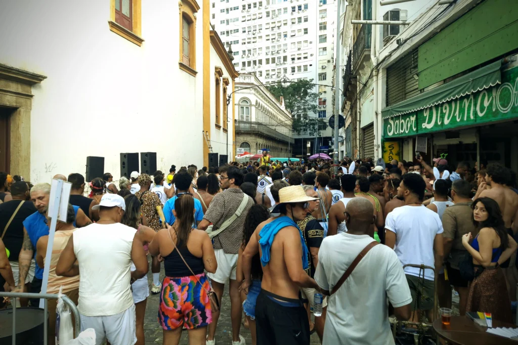 public_watching_carnival_procession_in_the_city_centre_of_rio-scaled