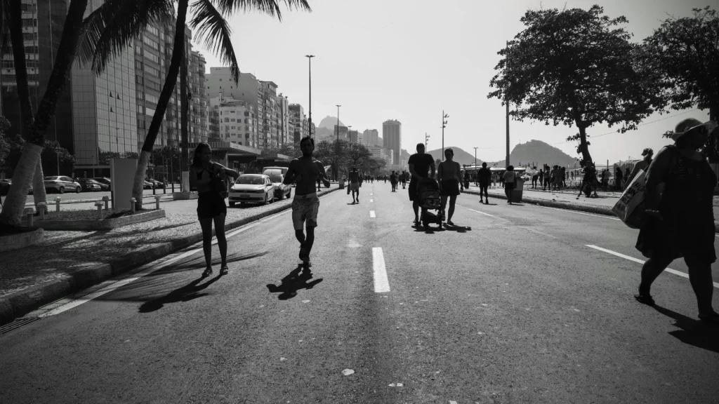 people_passing_along_avenida_atlantca_on_a_sunday_morning_rio-1024x576