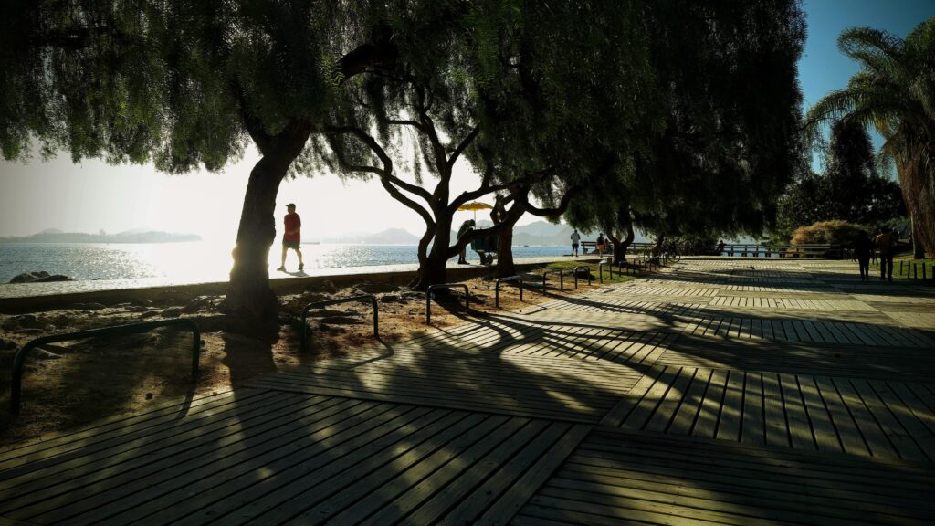deck_and_guanabara_bay_at_flamengo_beach_rio_03-1024x576