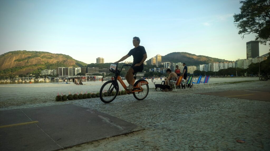 man_riding_his_bike_in_front_of_botafogo_beach_and_guanabara_bay_rio-1024x576