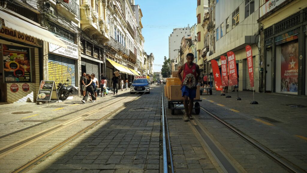 street_worker_porter_working_in_the_city_centre_of_rio-1024x576